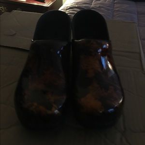 Authentic Dansko Cooper Leaf Patent Leather Clogs